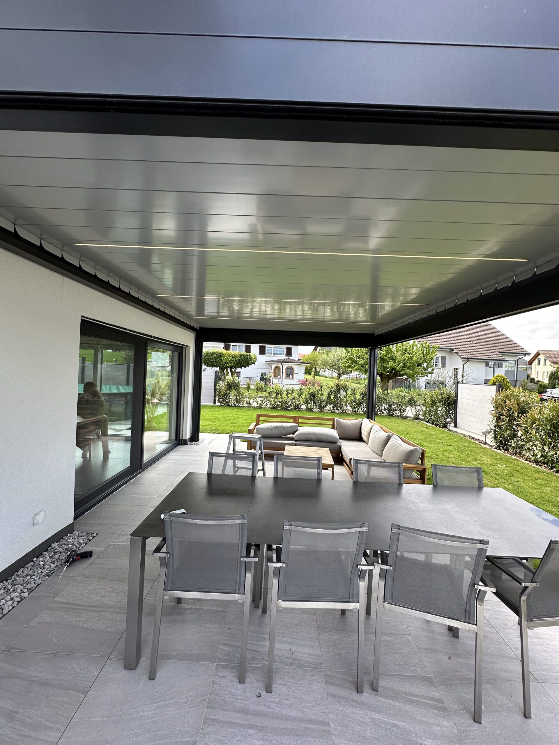Terrasse moderne avec mobilier élégant.