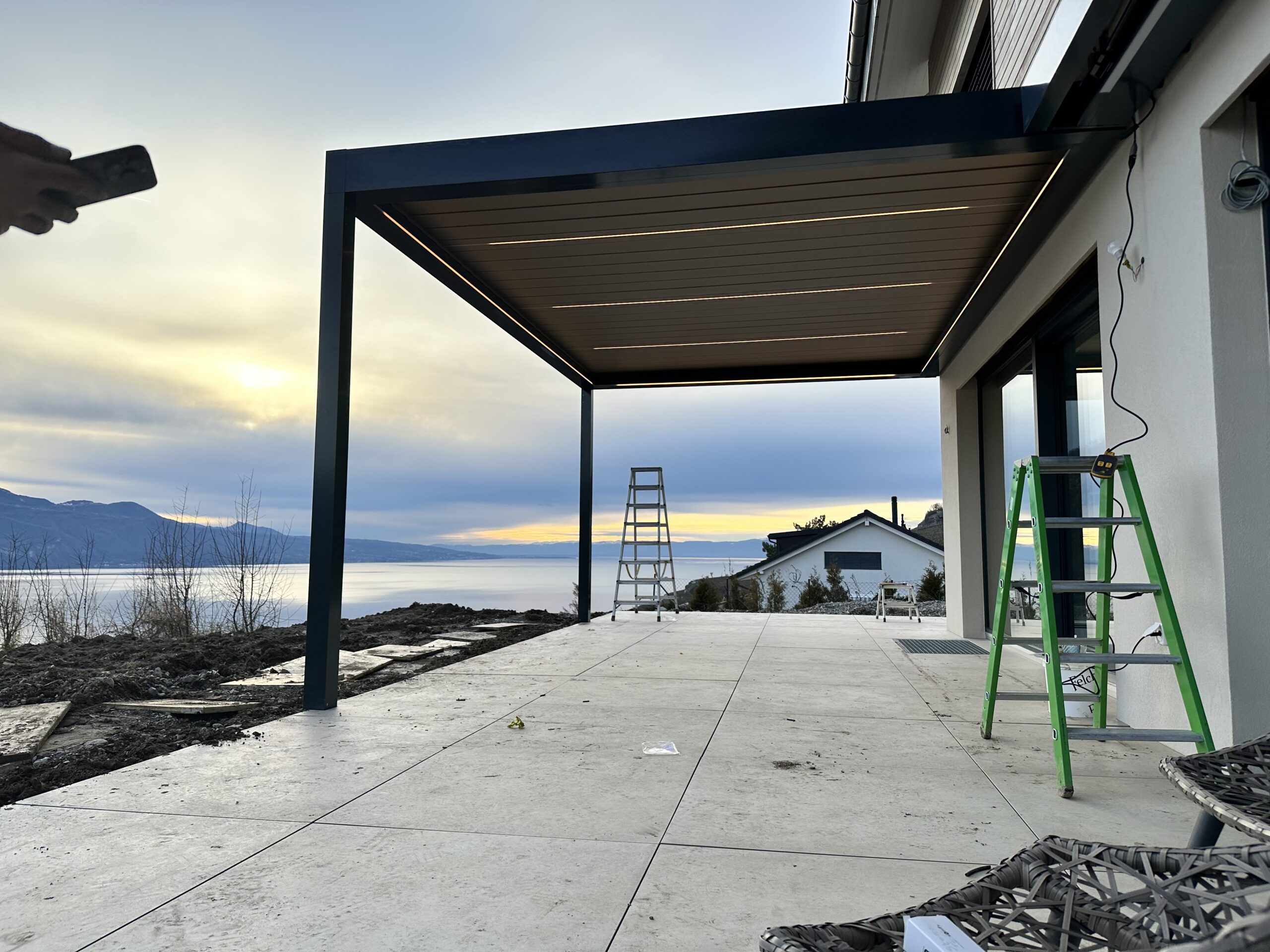 ergola BAVONA Hard-Top avec éclairage LED intégré et lames orientables motorisées. Confort et élégance pour la terrasse.