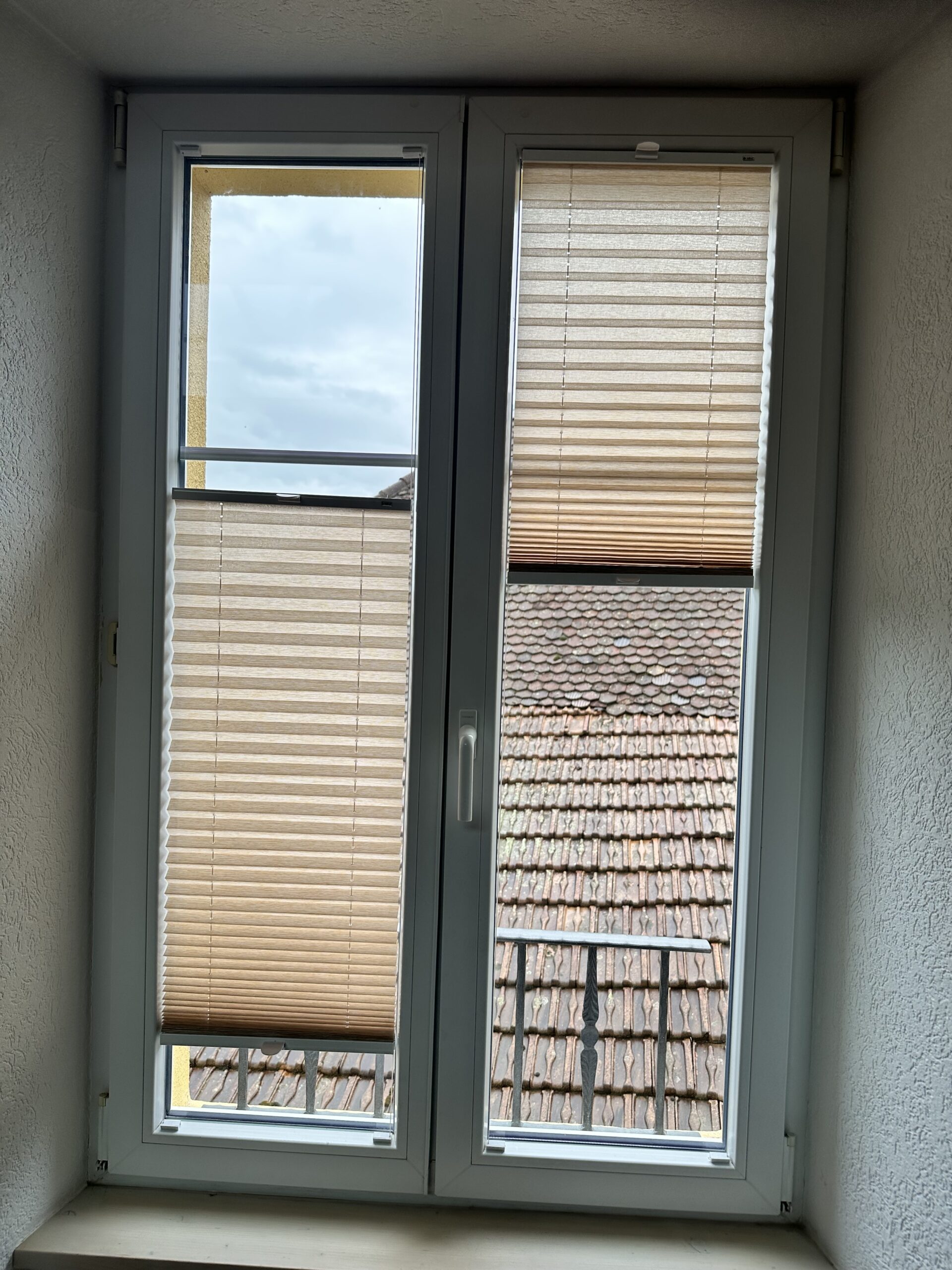 Fenêtre avec stores et toit en tuiles