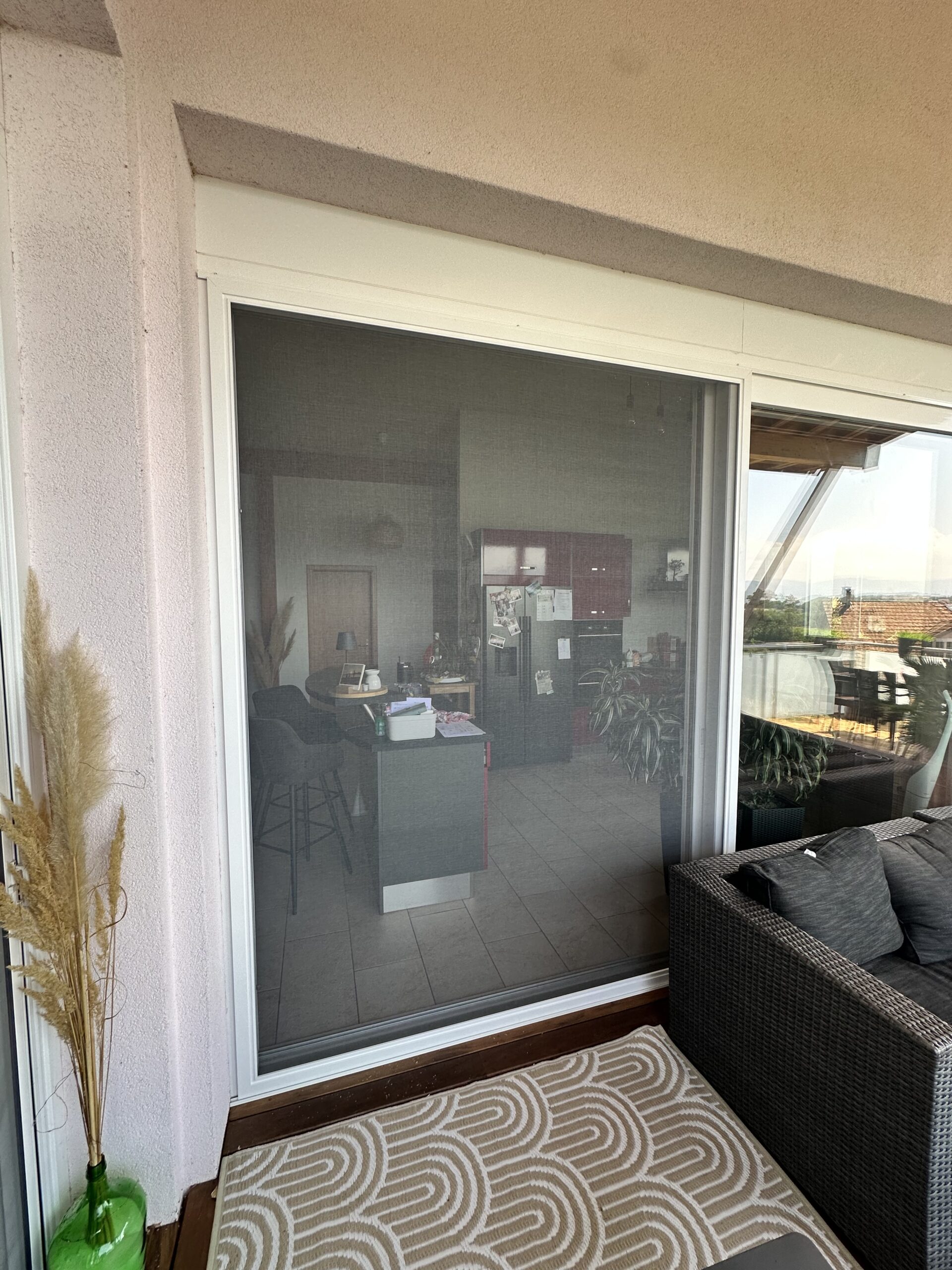 moustiquaires sur mesure pour fenêtres, portes et Velux. Pose, remplacement et entretien dans tout le canton de Vaud. Produits Velux, MHZ