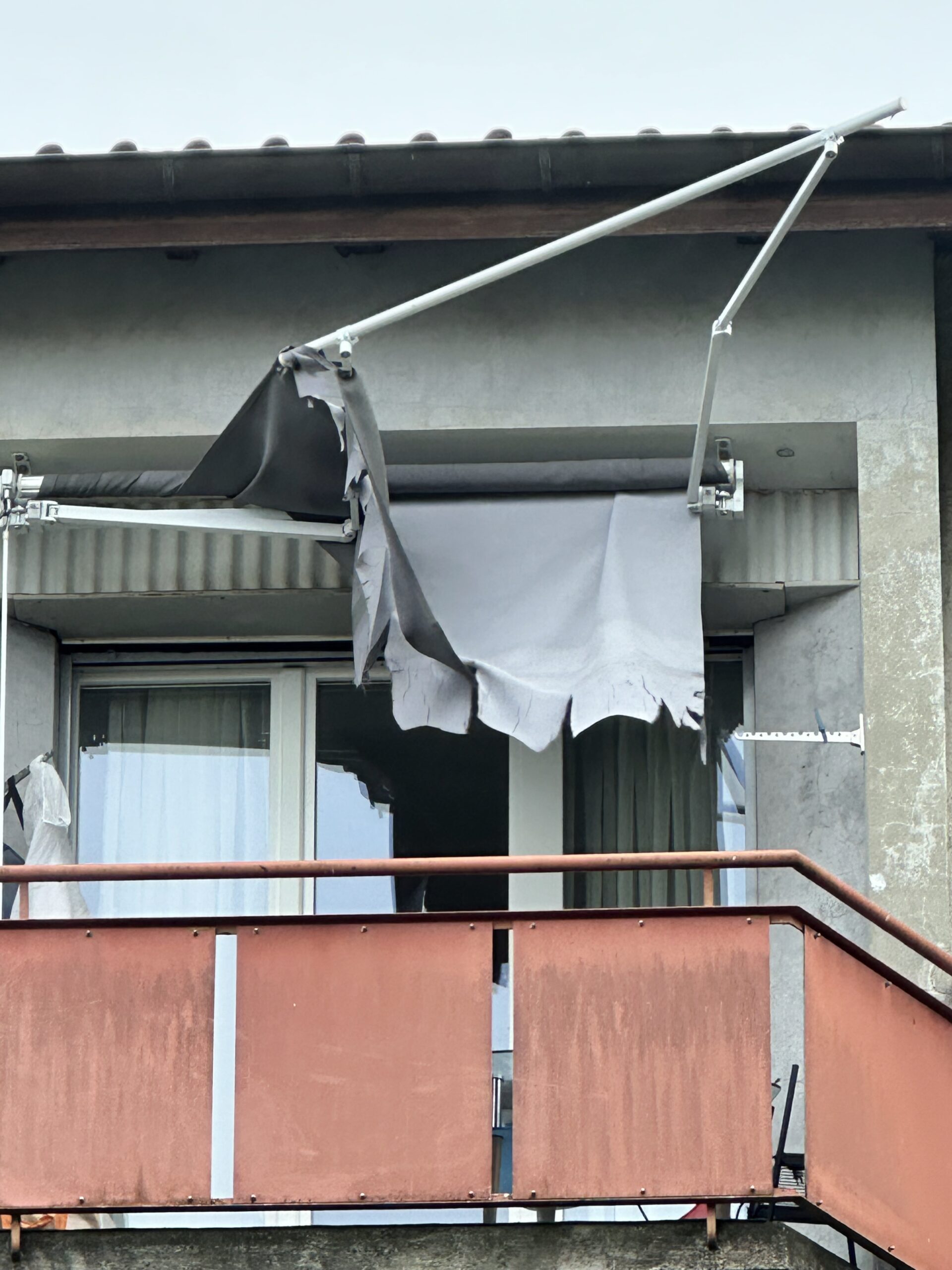 JoStores à Yverdon répare et entretient tous types de stores, volets roulants, pergolas et Velux. Dépannage rapide dans tout le canton de Vaud.