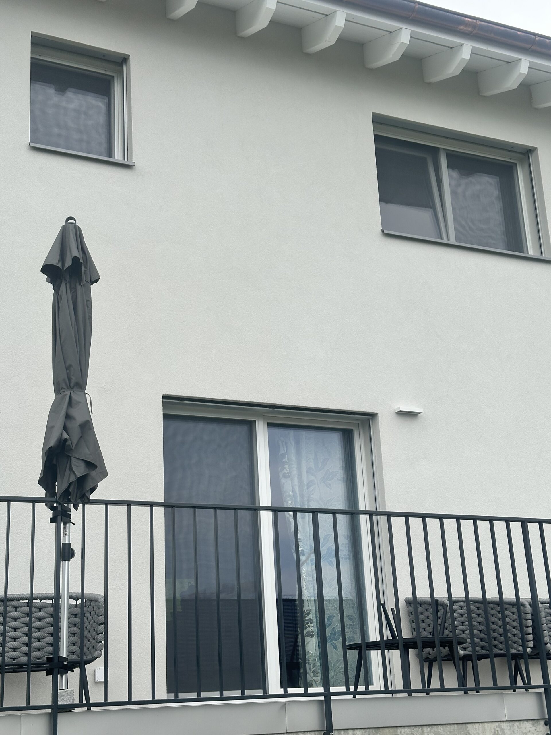 Moustiquaires coulissante sur portes-fenêtres et cadre fixe sur fenêtres.